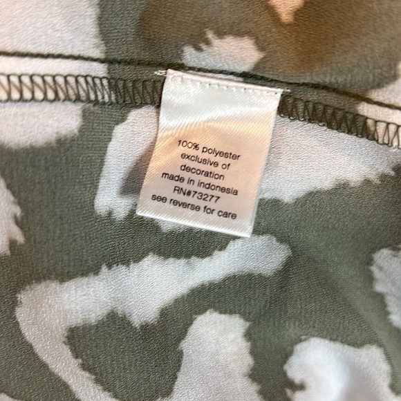 Elizabeth & James Olive Green & White Leopard Print Blouse XL - Picture 7 of 7